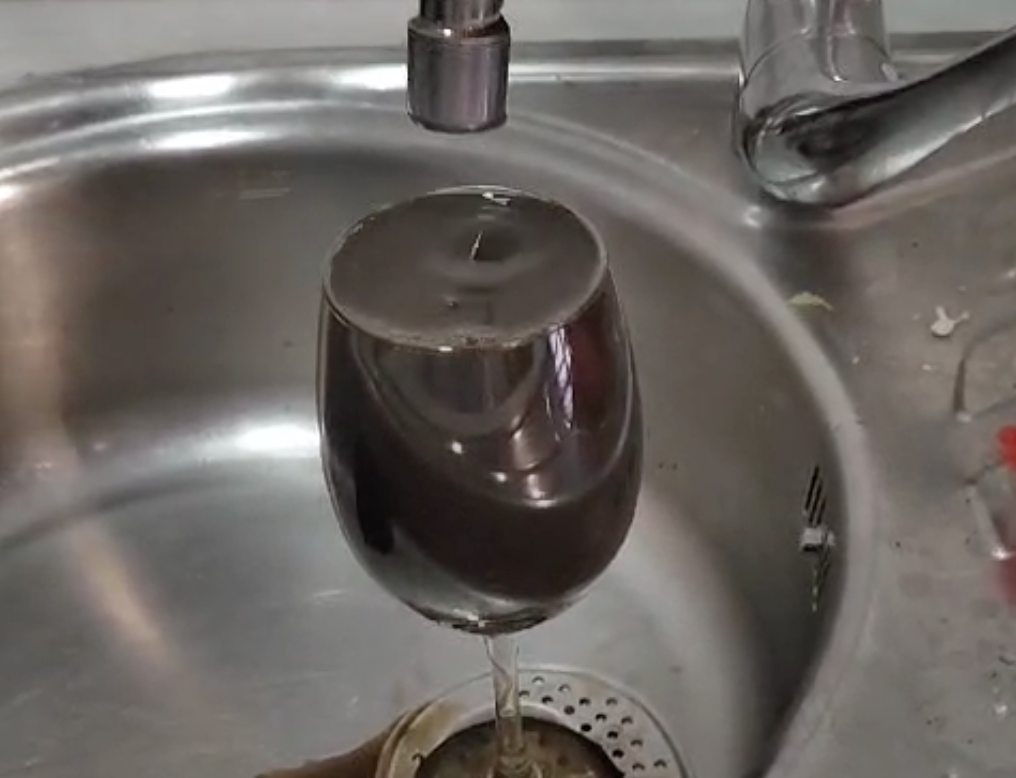 Denuncian que los vecinos de Lora del Río llevan 22 días bebiendo agua no apta para consumo humano.