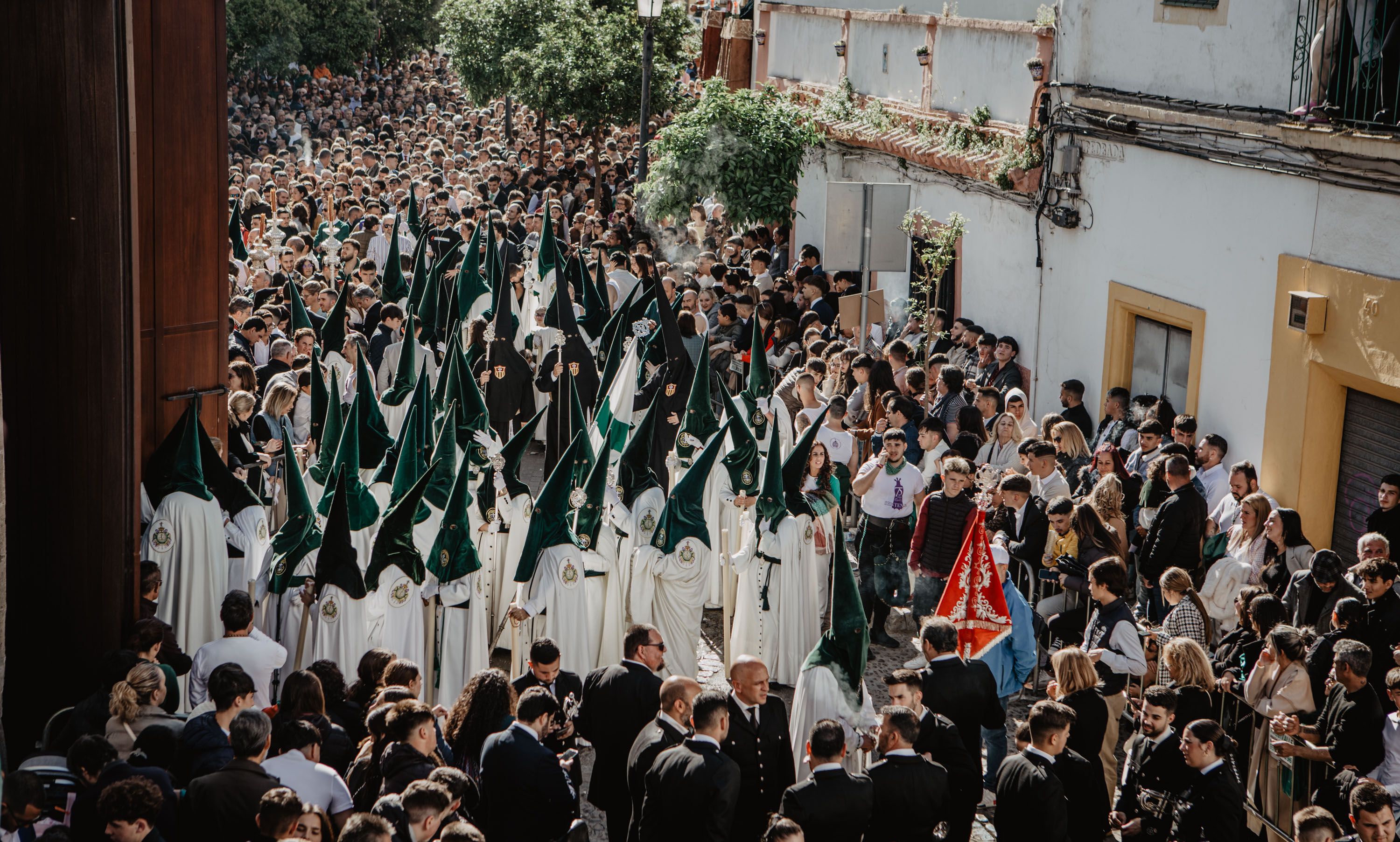 Nazarenos de La Yedra en la recogida de la pasada Semana Santa.