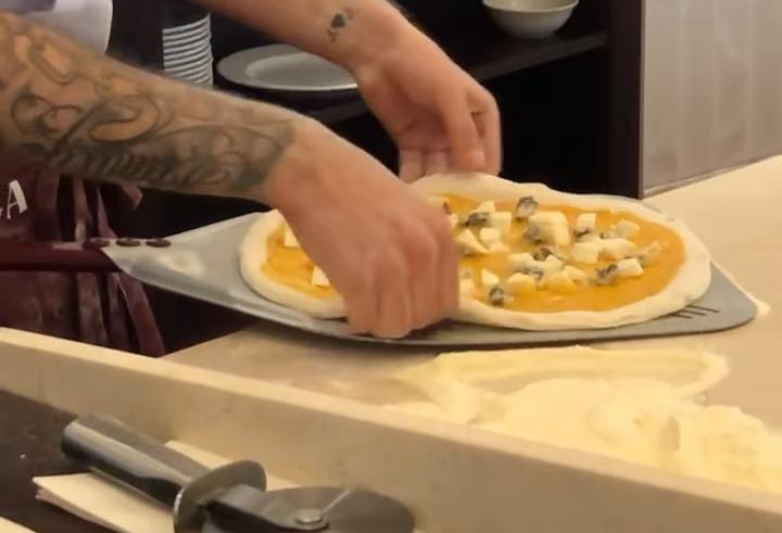 Una de las pizzas elaboradas en esta barra omakase de Sevilla.