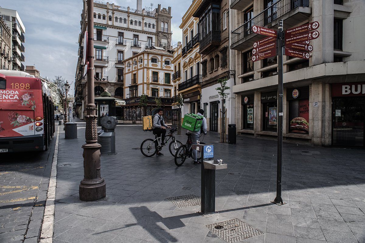 Dos 'riders', en días pasados, en Sevilla. FOTO: JOSÉ LUIS TIRADO