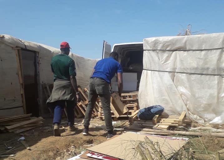 Dos migrantes africanos, en un asentamiento chabolista de Huelva.