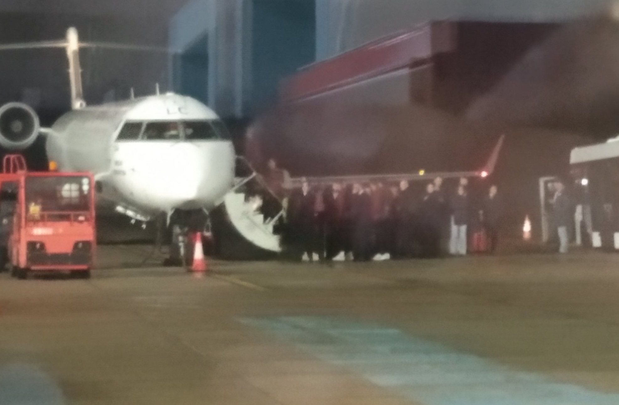 Los jugadores del Sevilla FC, embarcando tras dejar en tierra a 80 pasajeros.