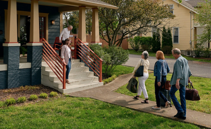 Unos inquilinos, en una imagen promocional de Airbnb.