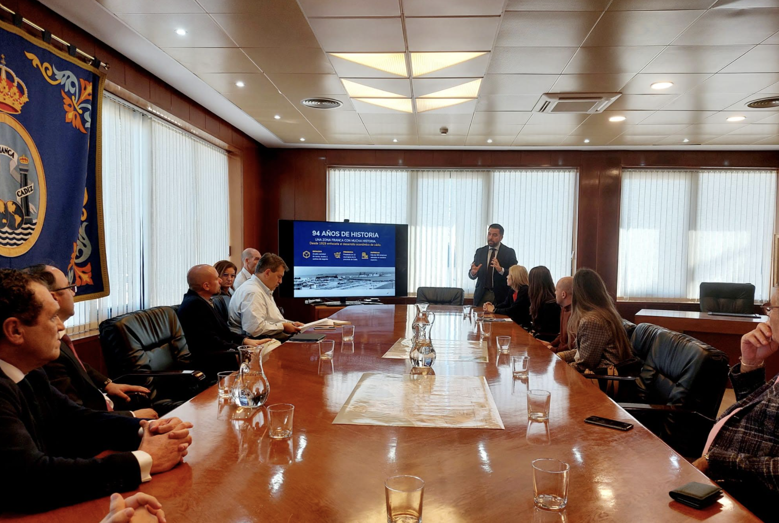Un momento de la visita al recinto de la Zona Franca de Cádiz.