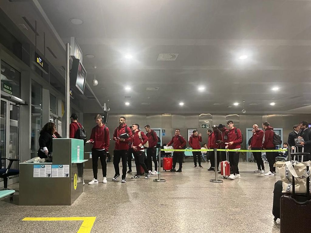 Fútbol. El Sevilla FC, embarcando el sábado en el aeropuerto Peinador, de Vigo.