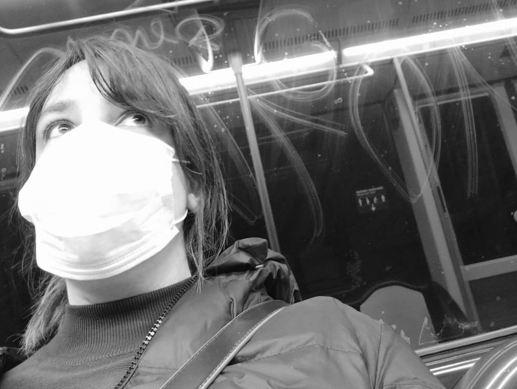 La doctora Olga G. A., en el Metro, este pasado lunes, camino de su hospital en Madrid. FOTO: CEDIDA