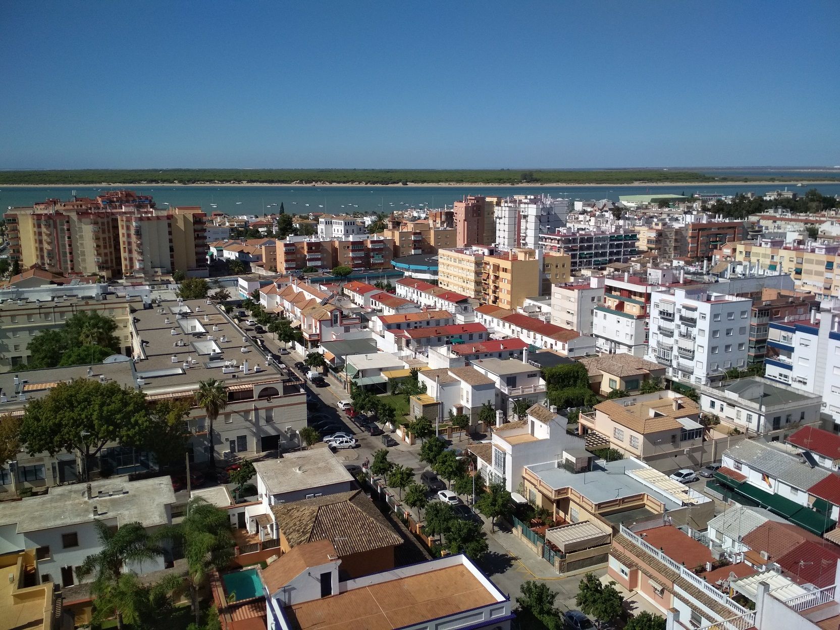 Vista de Sanlúcar con Doñana en el horizonte.