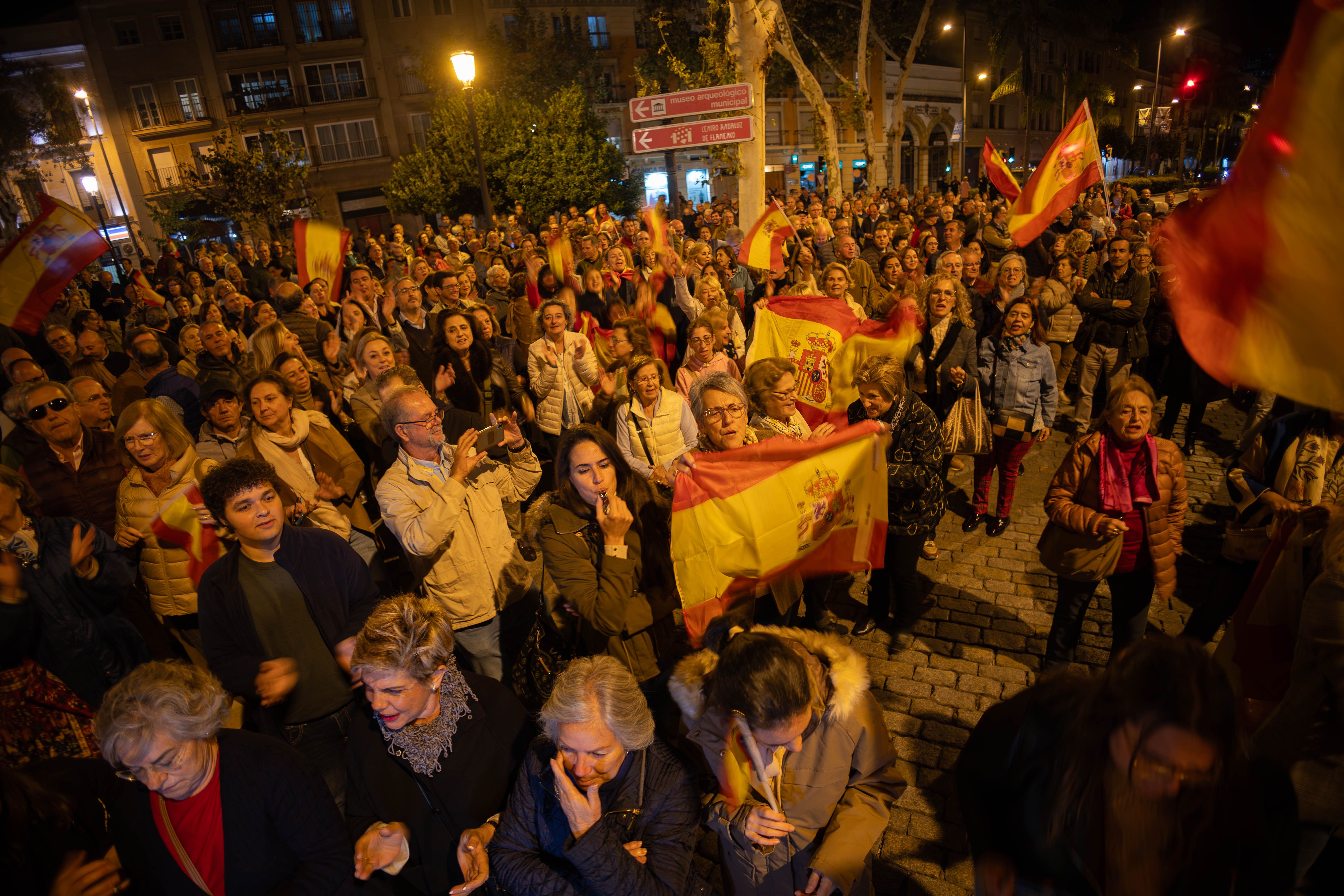 Concentración contra la amnistía en la sede del PSOE de Jerez.