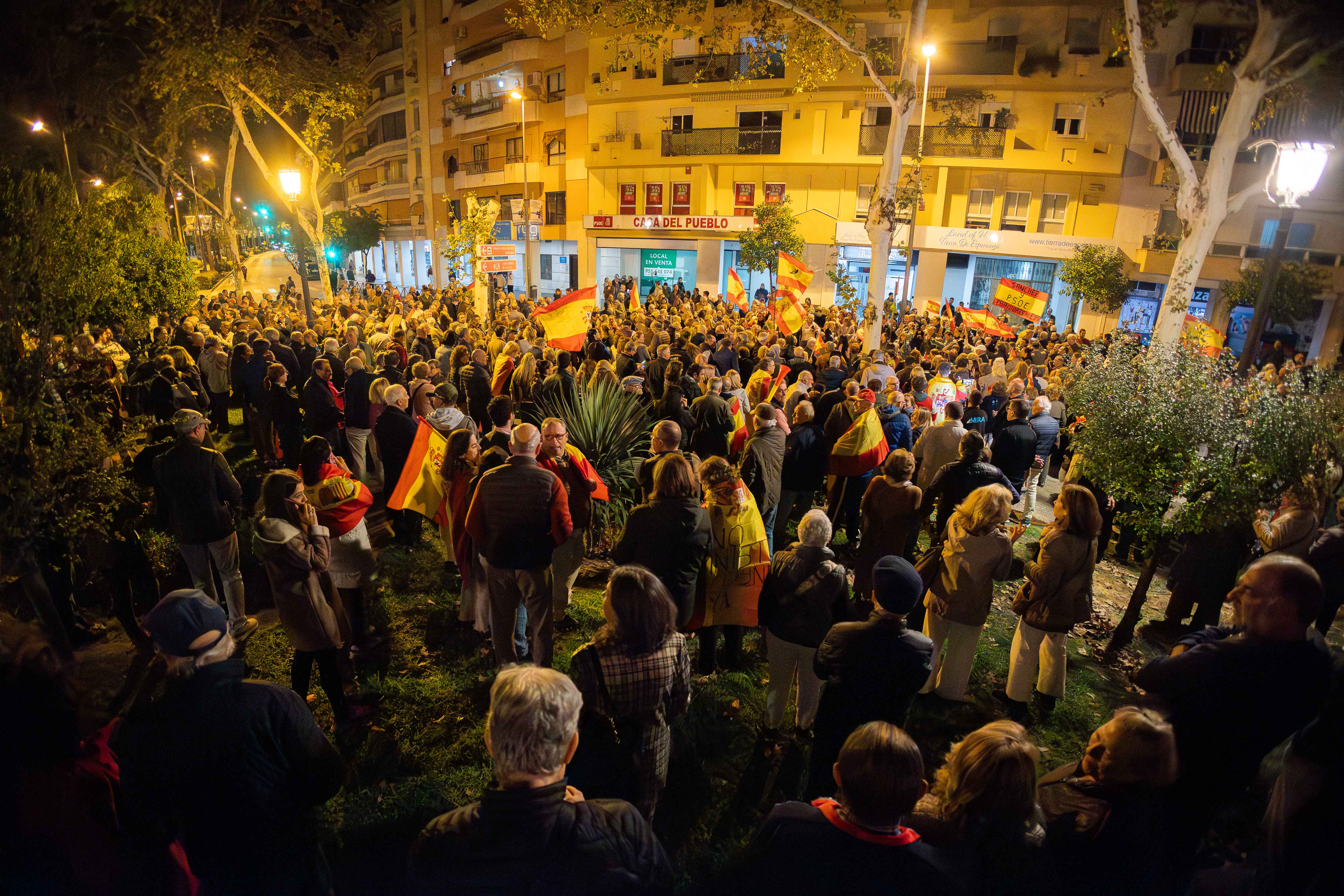 Concentración contra Pedro Sánchez ante la sede del PSOE de Jerez, en la tarde-noche de este lunes.