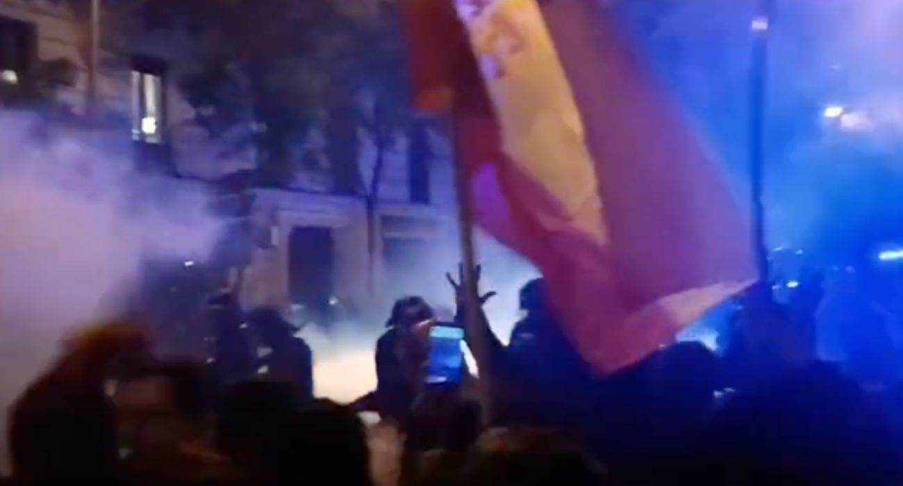 Un momento de la manifestación delante de la sede del PSOE en Madrid.