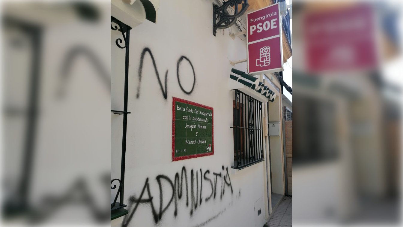 Pintada contra la 'admnistía' en la sede del PSOE de Fuengirola.
