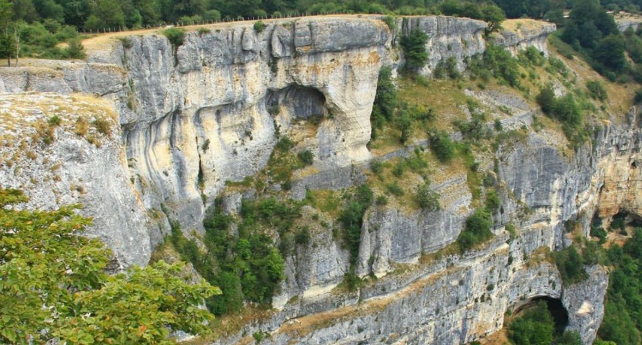 El precipio desde el que pudo arrojarse al vacío el padre junto a su hijo.