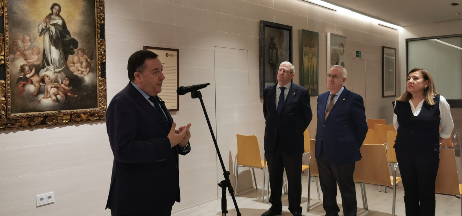 El consejero y catedrático Roda Peña explicando los detalles de la obra en la sede de la calle San Gregorio. 