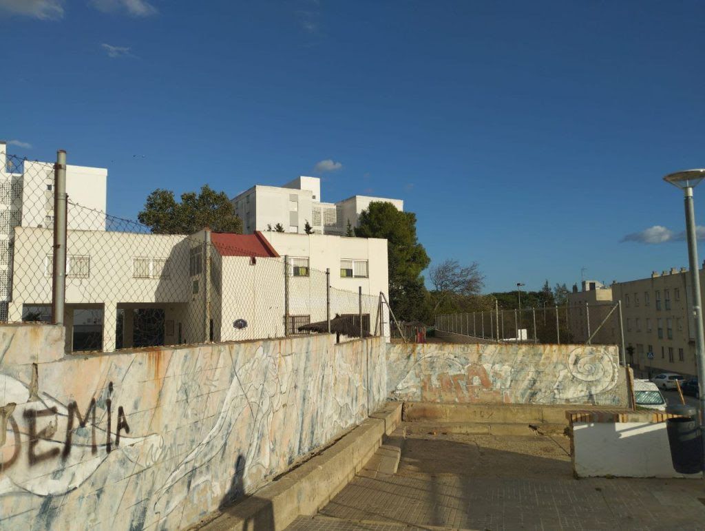 Estado del muro del CEIP Vallesequillo en Jerez.