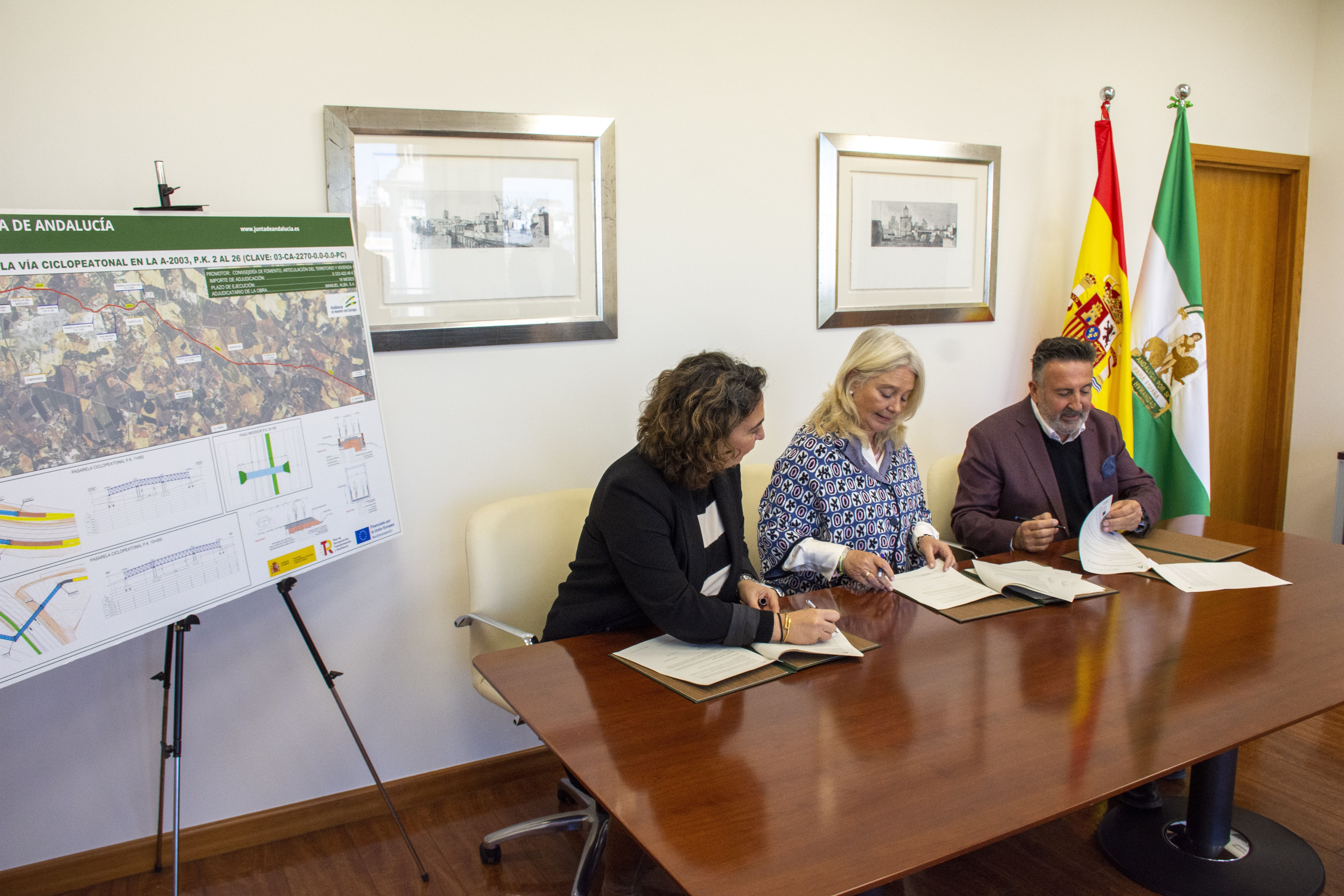 Un momento del acto por la firma del contrato para el carril ciclista y peatonal entre Jerez y La Barca.