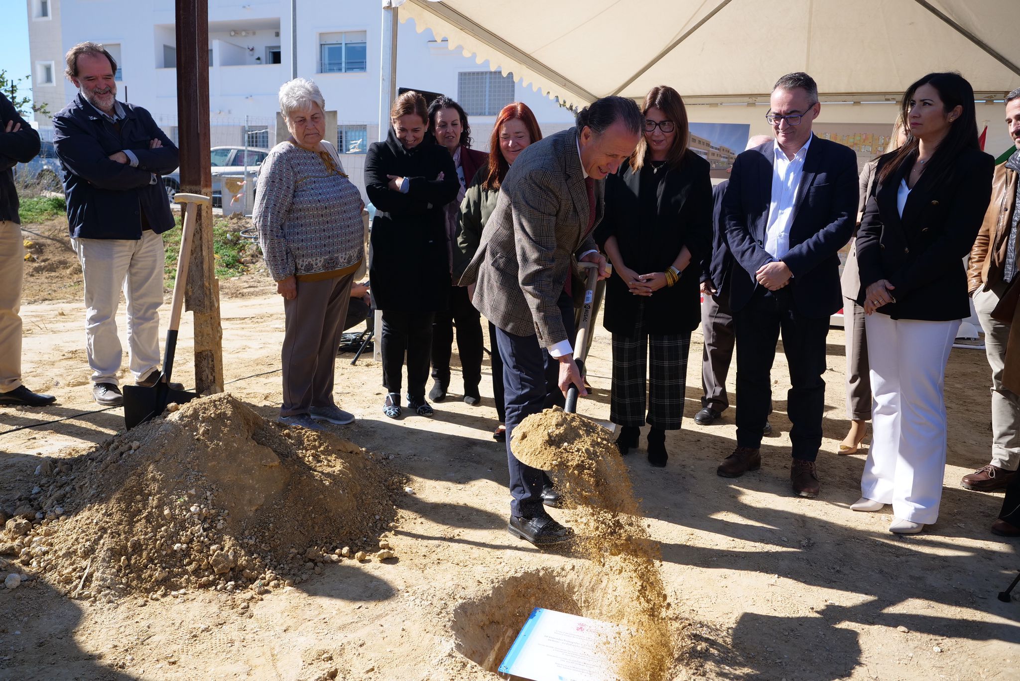 Imagen de archivo del alcalde en la colocación de la primera piedra de una promoción de viviendas sociales. Imagen de archivo del alcalde en la colocación de la primera piedra de una promoción de viviendas sociales.