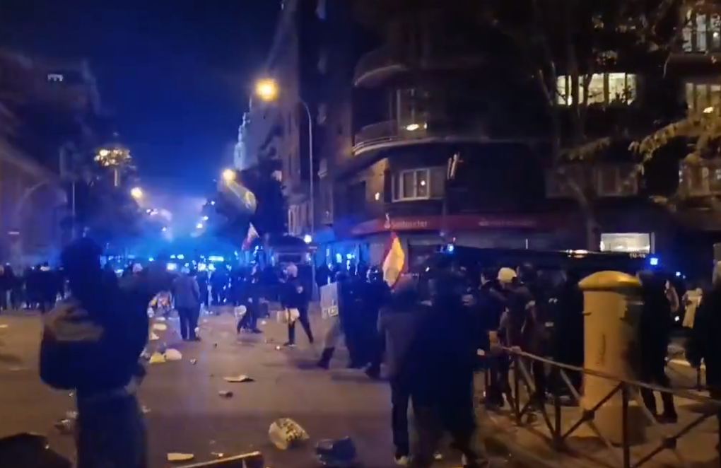 Protestas de la derecha. Incidentes el lunes por la noche frente a la sede central del PSOE.