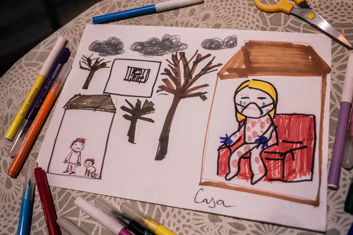 Un dibujo que representa a Sofía, su marido y sus hijos. 