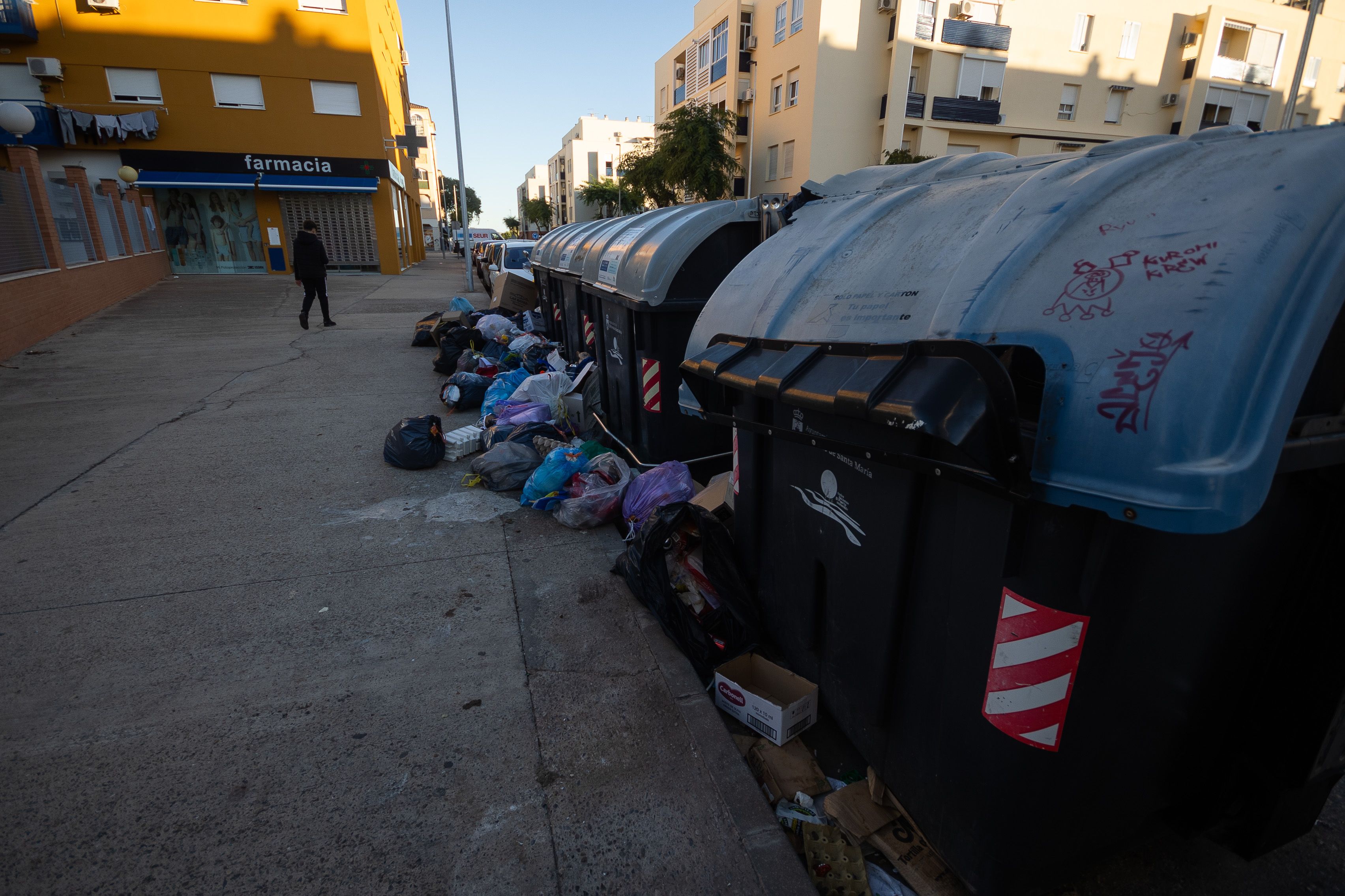 Contenedores con basura acumulada en la barriada de El Juncal en El Puerto.