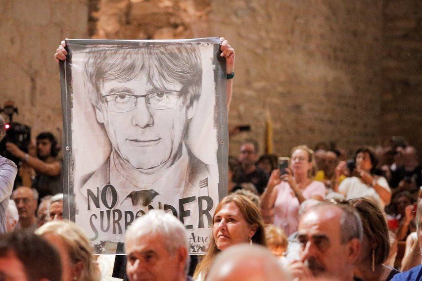 La investidura se atrasa. Un cartel en apoyo a Carles Puigdemont, líder de Junts.