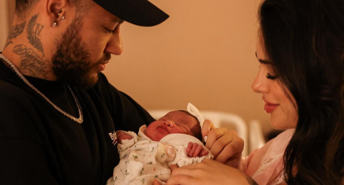 Neymar junto a su pareja Bruna Biancardi y la hija de ambos.