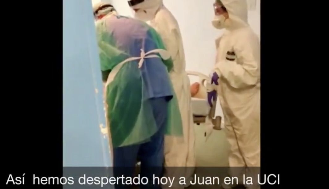 Momento de extubar al paciente en el Clínico de Málaga.