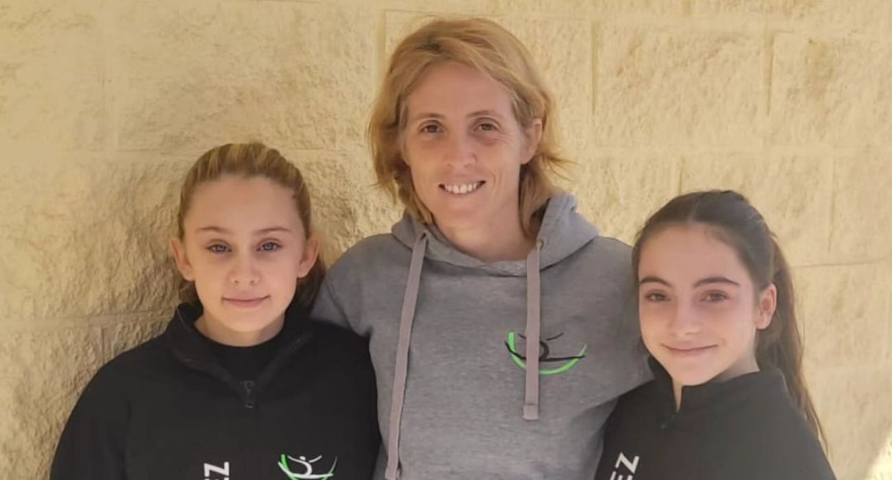Las gimnastas Carlota Pérez y María Collantes, junto a su entrenadora, Marta Pi.