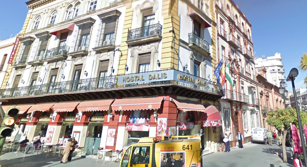 Edificio donde se ubica el hotel de Puerta de Jerez,