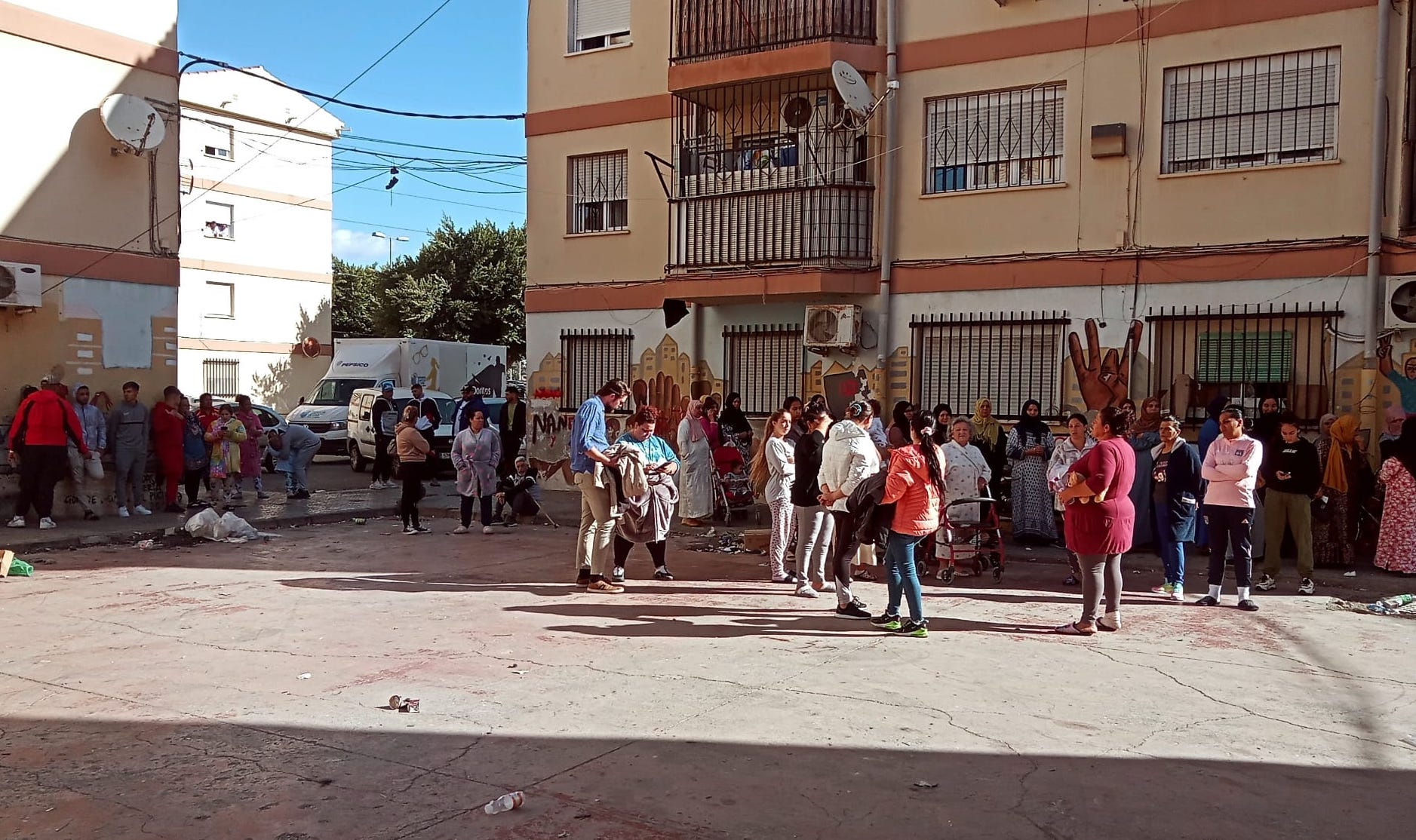 Apoyo de vecinos de El Puche a la familia desahuciada.