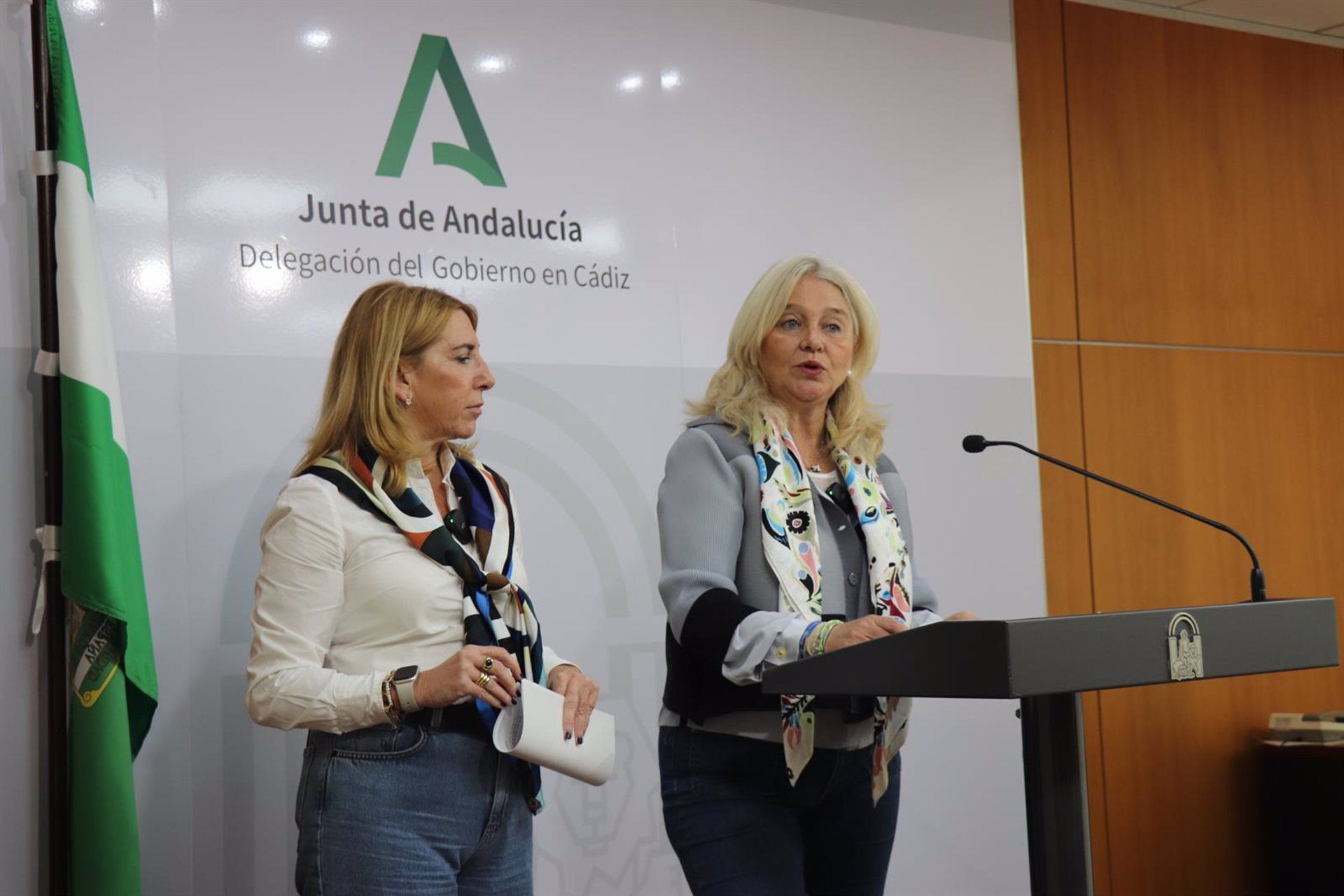 La delegada de la Junta en Cádiz, Mercedes Colombo, y la delegada territorial de Economía y Hacienda, Inmaculada Olivero.