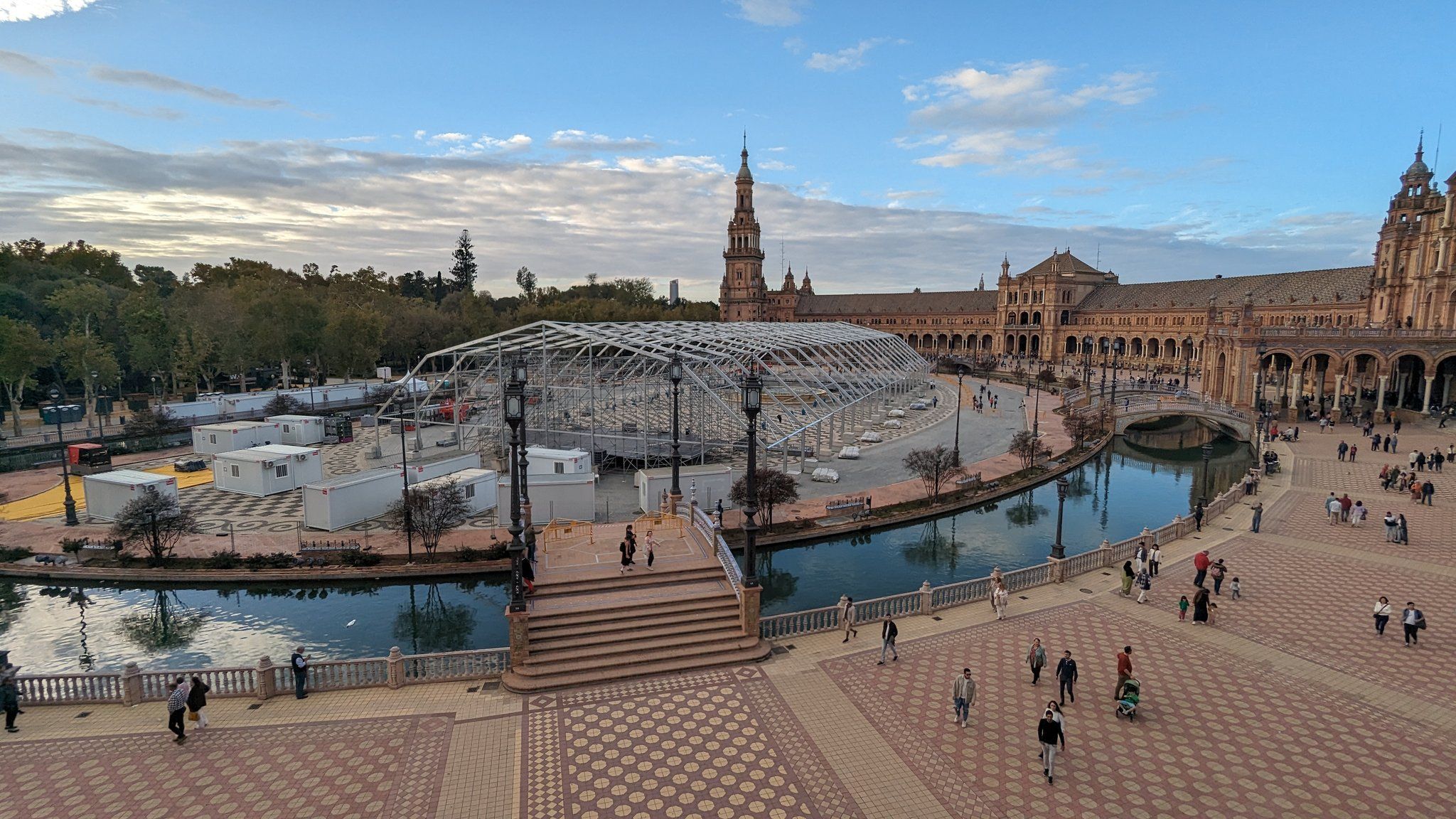 Carpa instalada en la Plaza de España de Sevilla por los Grammy Latinos.
