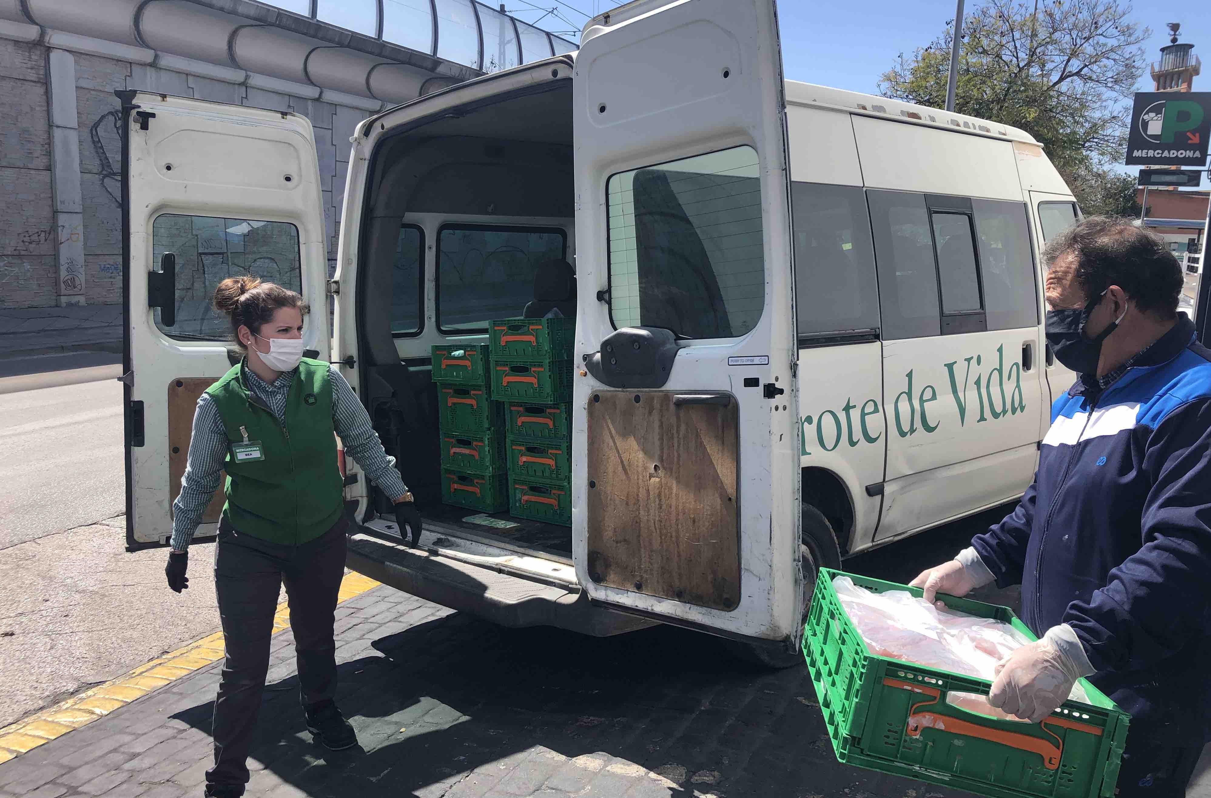 Reparto de donaciones de Mercadona en Jerez, en días pasados.