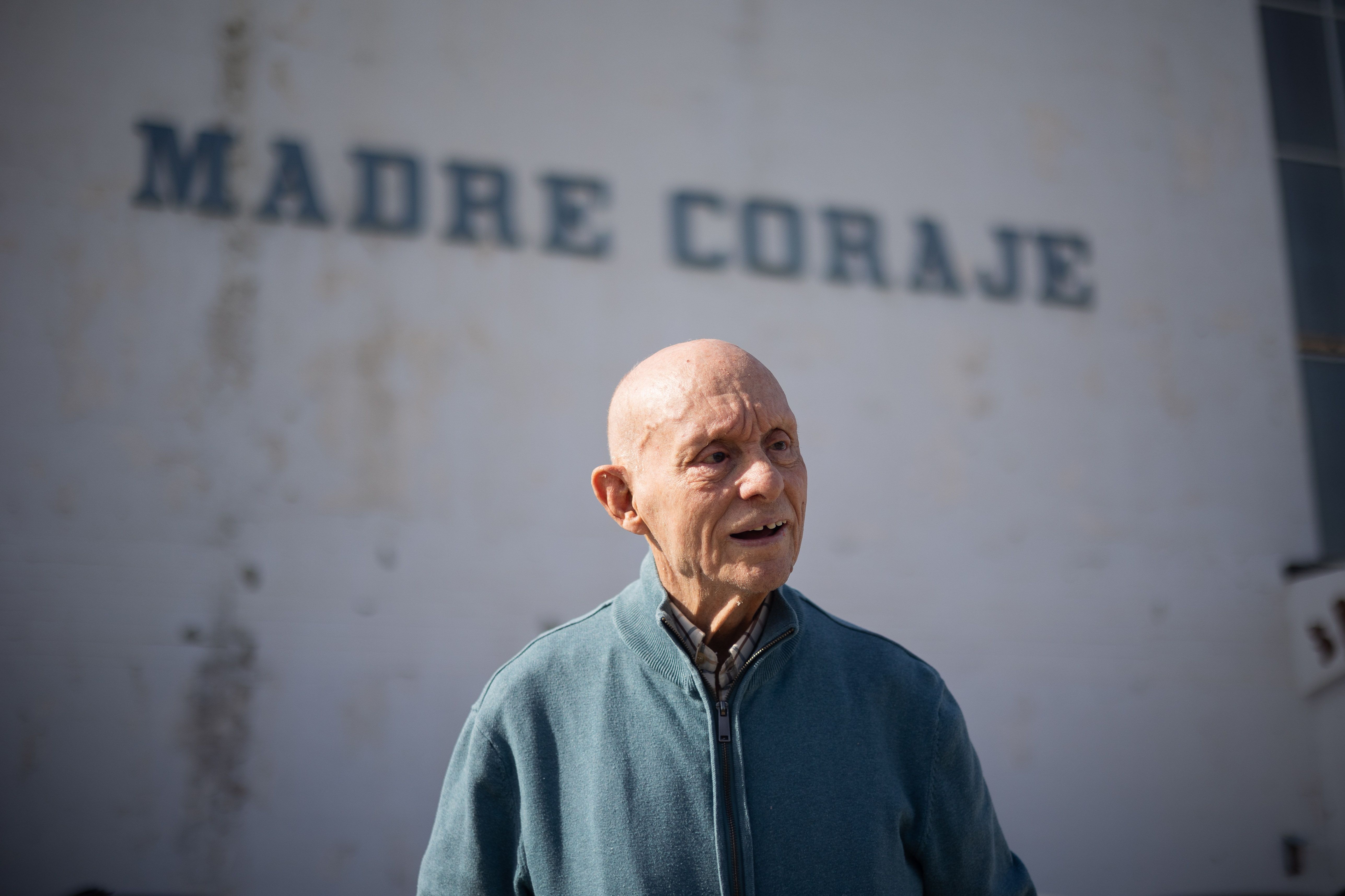 Antonio Gómez Moreno, frente a las instalaciones de Madre Coraje en Guadalcacín. 