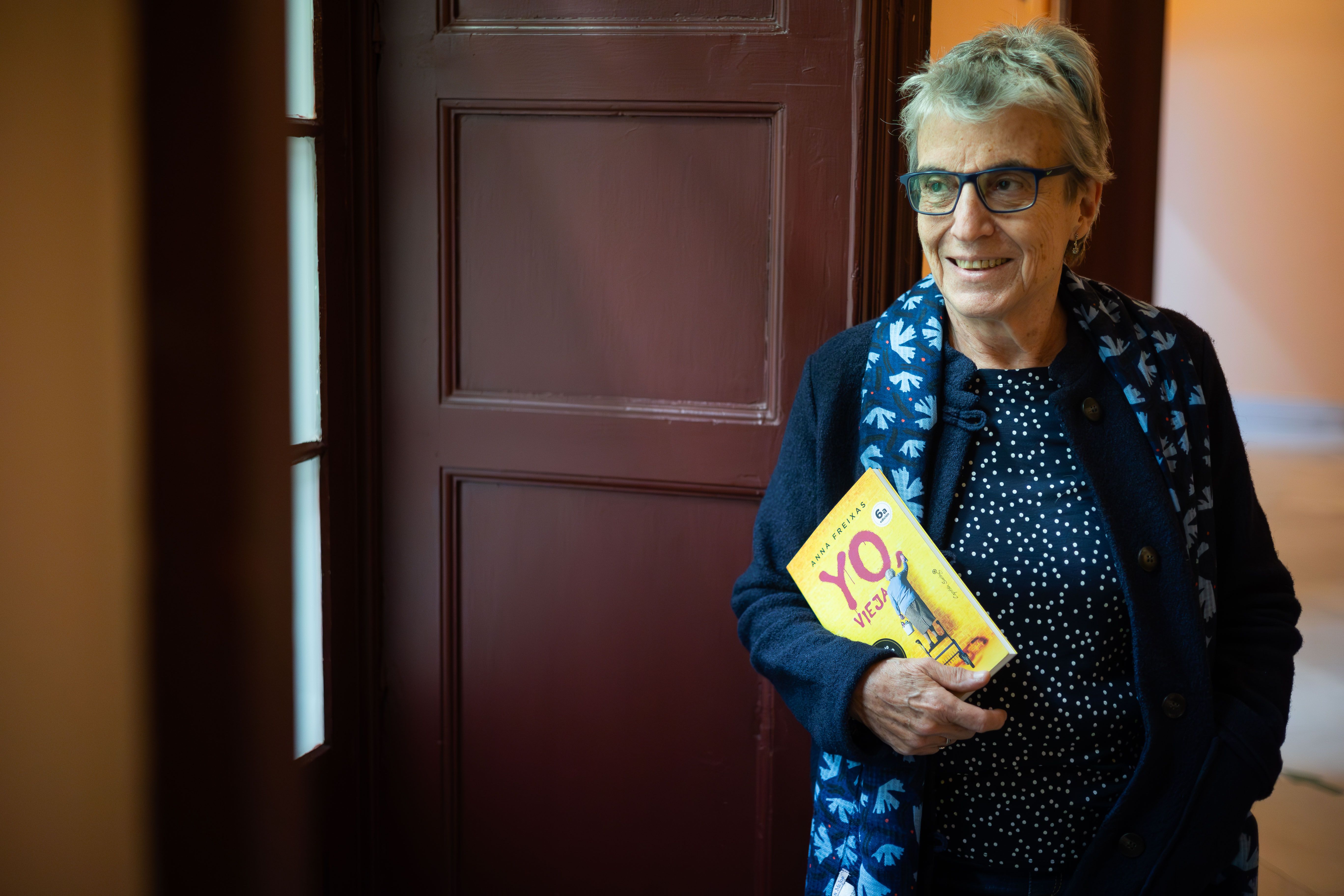 Anna Freixas, con su libro 'Yo, vieja' en las manos, en el Ateneo de Jerez.