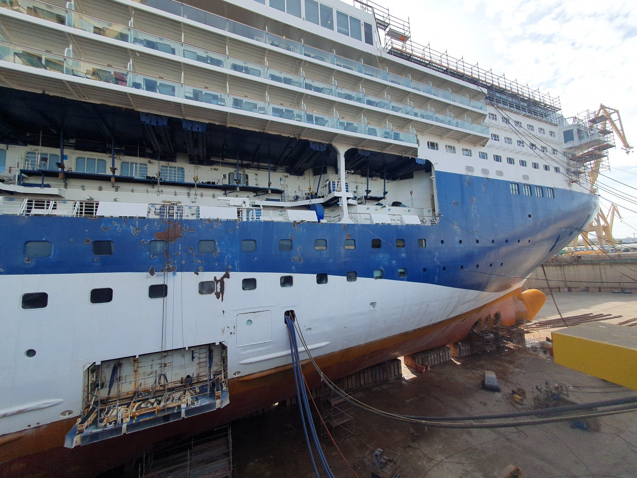 El crucero en el que se ha producido el incendio en el astillero de Cádiz.