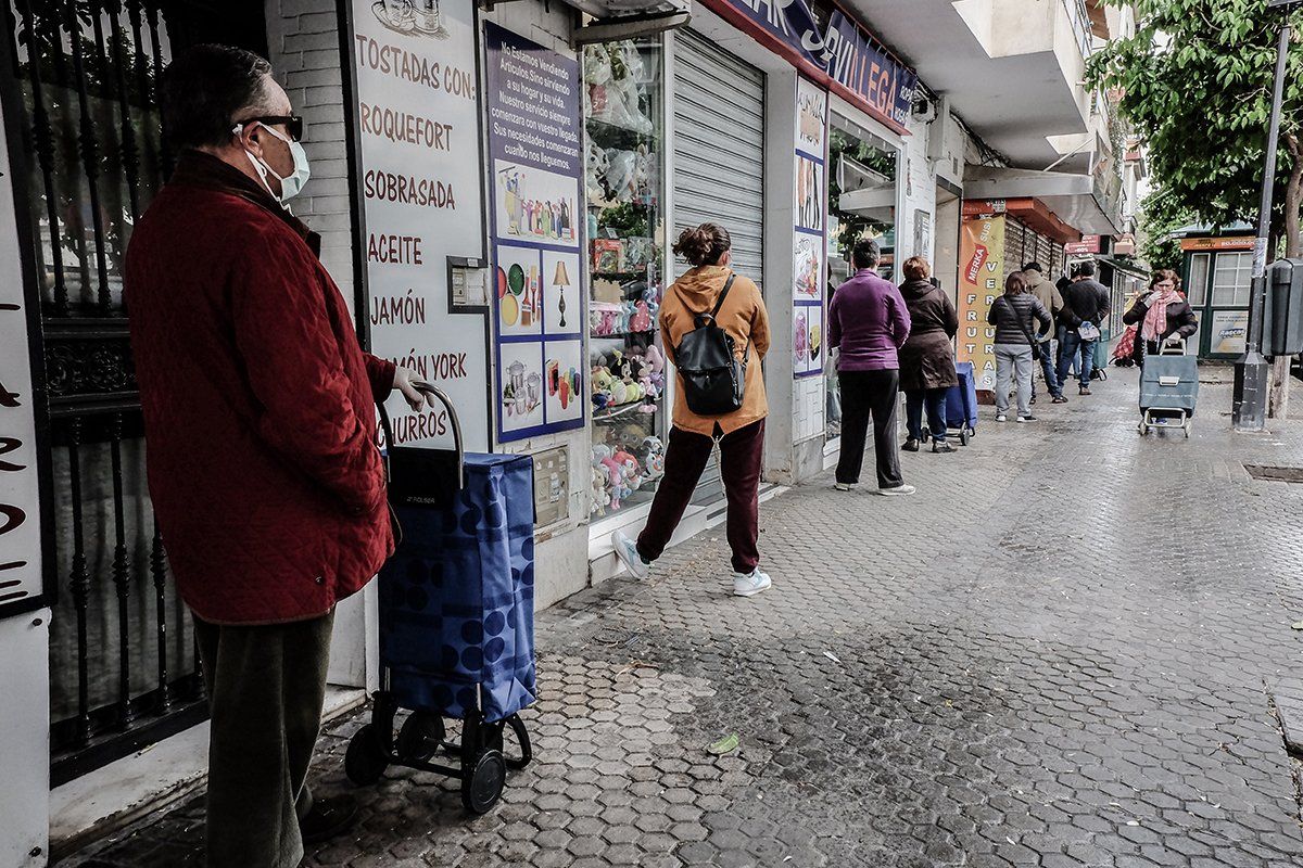 Personas haciendo cola para hacer la compra.