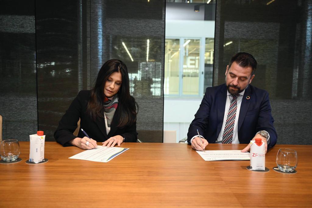 Zona Franca de Cádiz se adhiere a la Asociación de Zonas Francas de las Américas. En la imagen, la firma del acuerdo. 