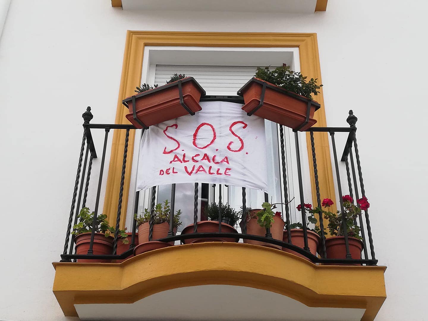 Una pancarta, en una vivienda de Alcalá del Valle, donde los hosteleros deciden cerrar sus negocios temporalmente.