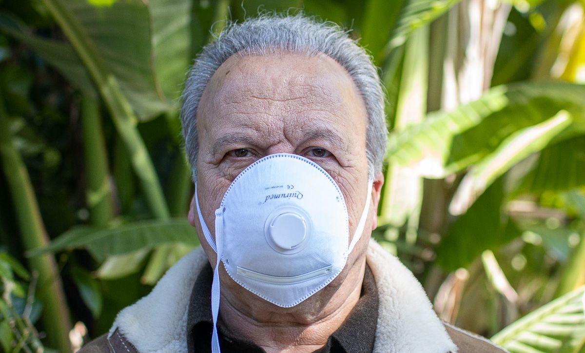 Pedro Pacheco, con una mascarilla, confinado en su domicilio en Jerez. FOTO: JUAN CARLOS TORO