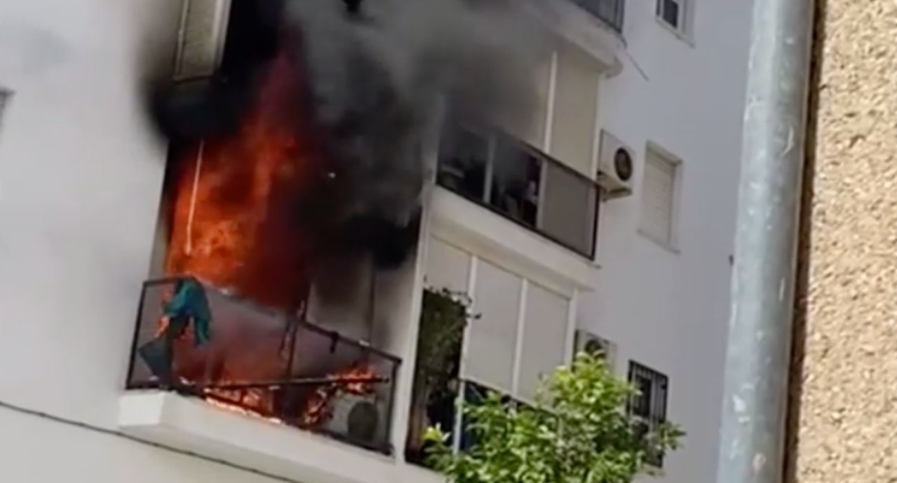 Imagen del incendio en la vivienda de Los Palacios en la que han fallecido dos jóvenes.