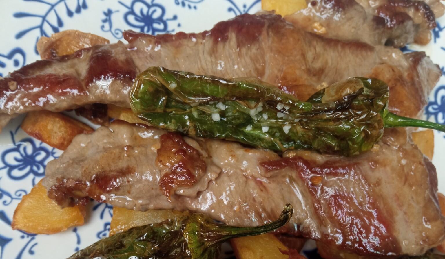 Un plato en uno de los bares participantes en la última Feria de las tapas navideñas de Aznalcóllar.