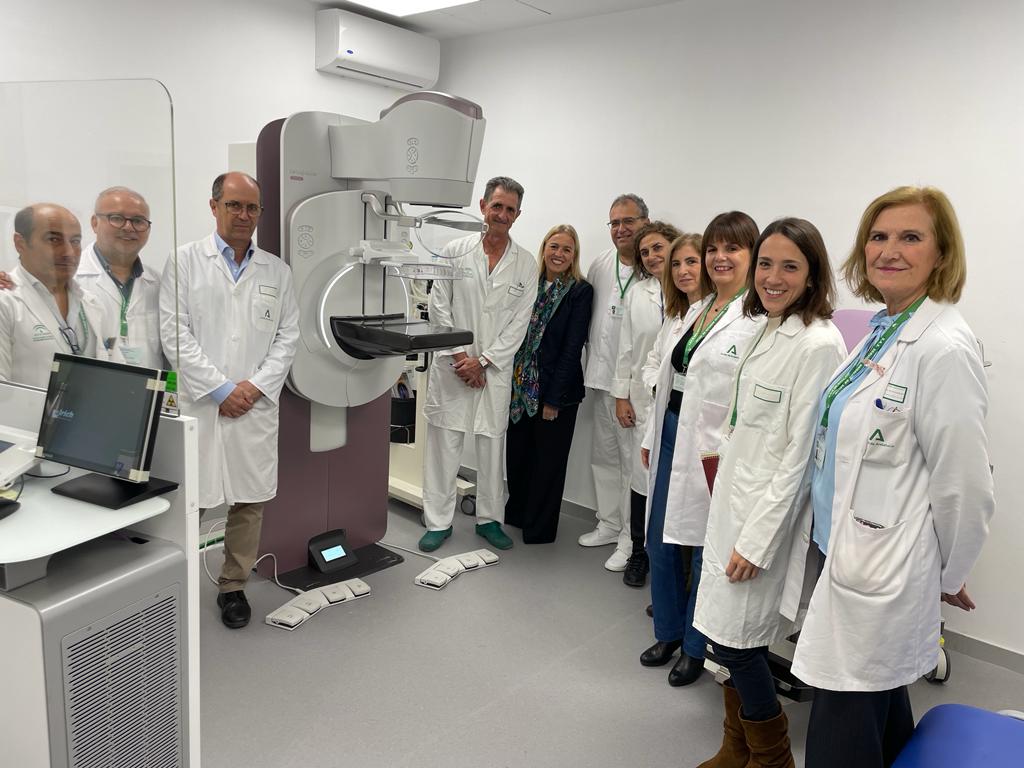 La delegada y personal sanitario junto al nuevo mamógrafo.