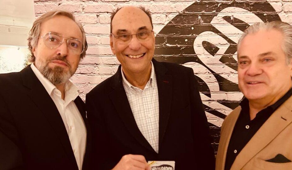 Alejo Vidal-Quadras, en el centro de la imagen, en un acto con exmiembros de Ciudadanos.