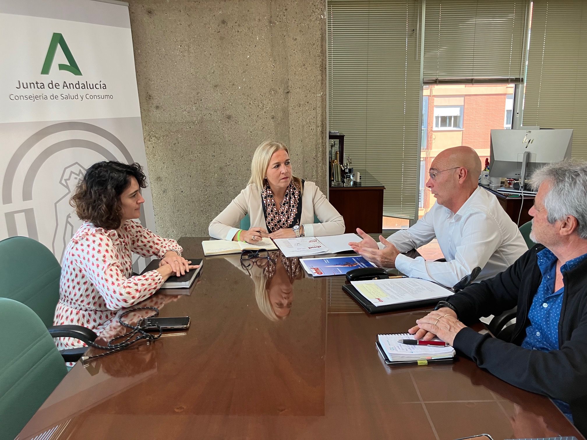 Reunión de la delegada territorial de Salud y Consumo, Eva Pajares, y representantes de Derecho a Morir Dignamente (DMD) en Cádiz.