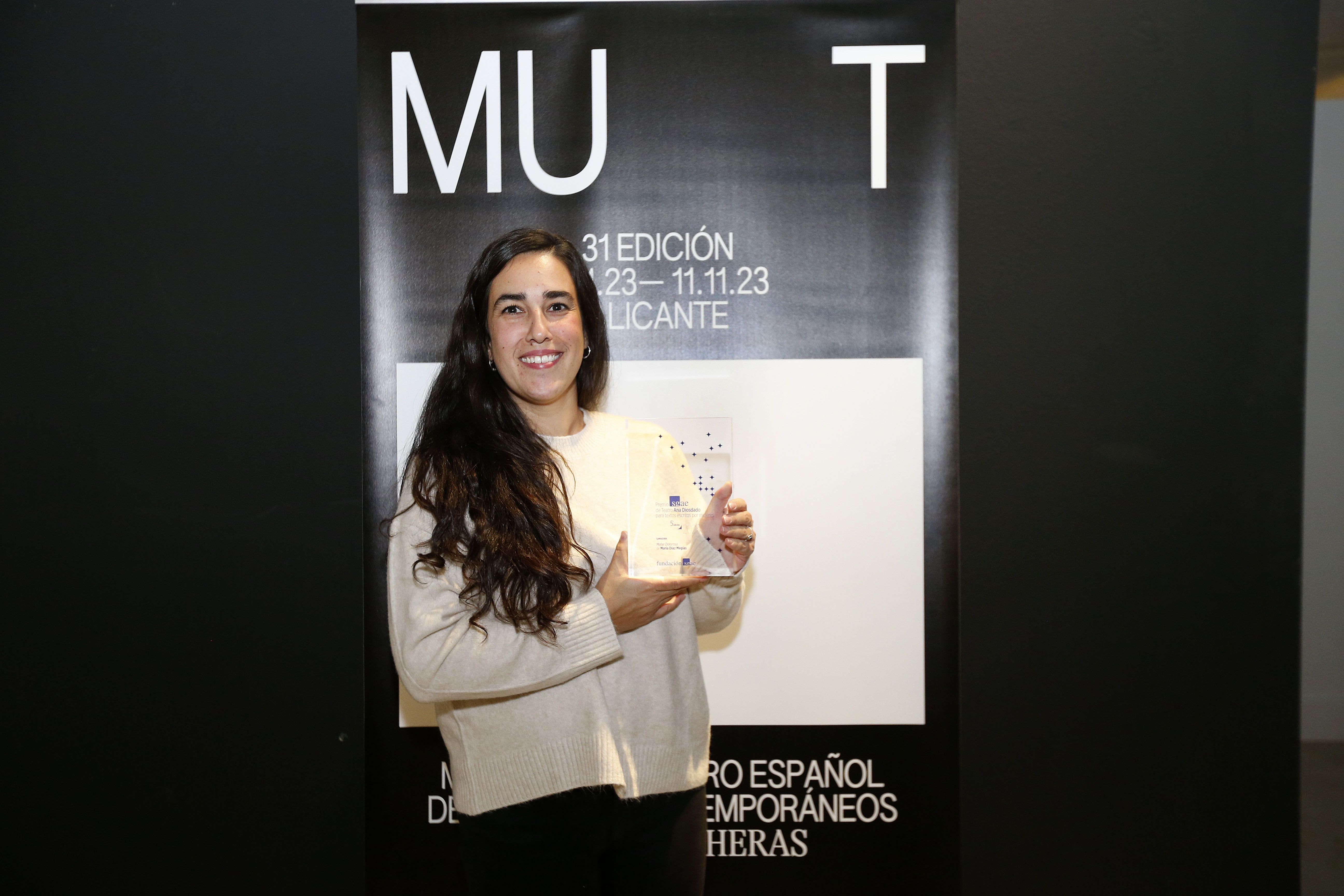 María Díaz con el premio Ana Diosdado convocado por la SGAE.