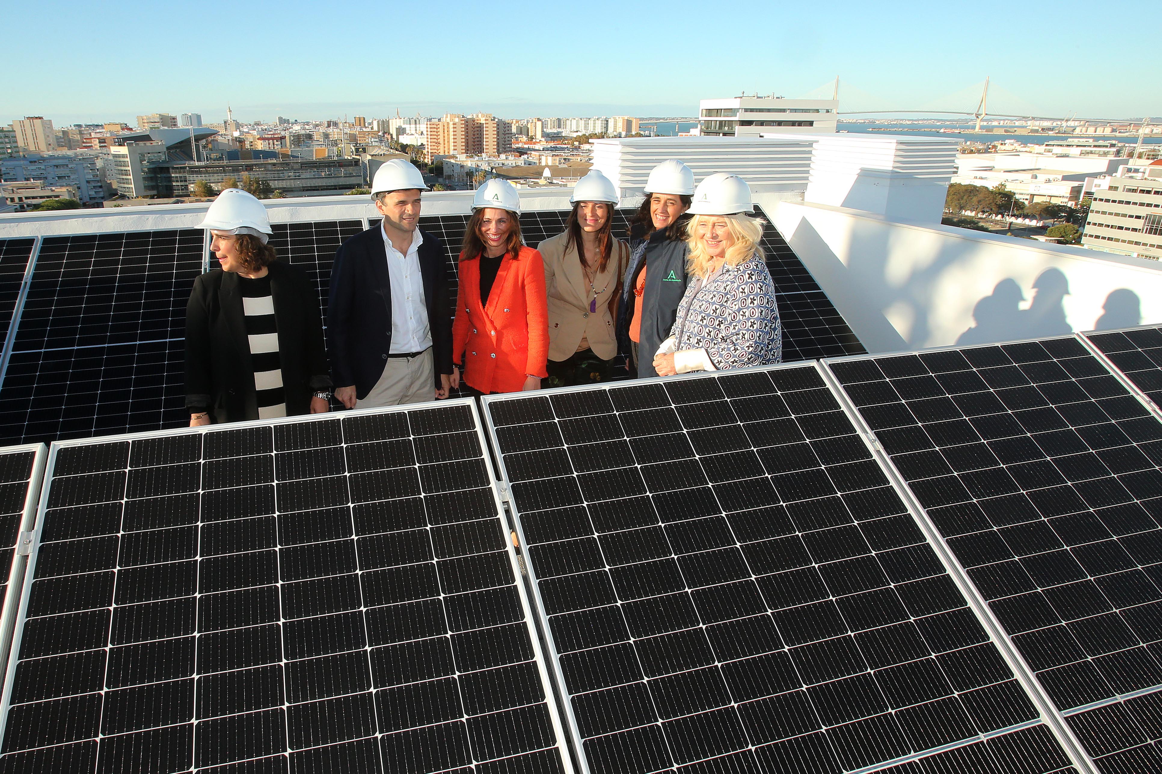 La consejera y el alcalde en las cubiertas del edificio de Matadero.