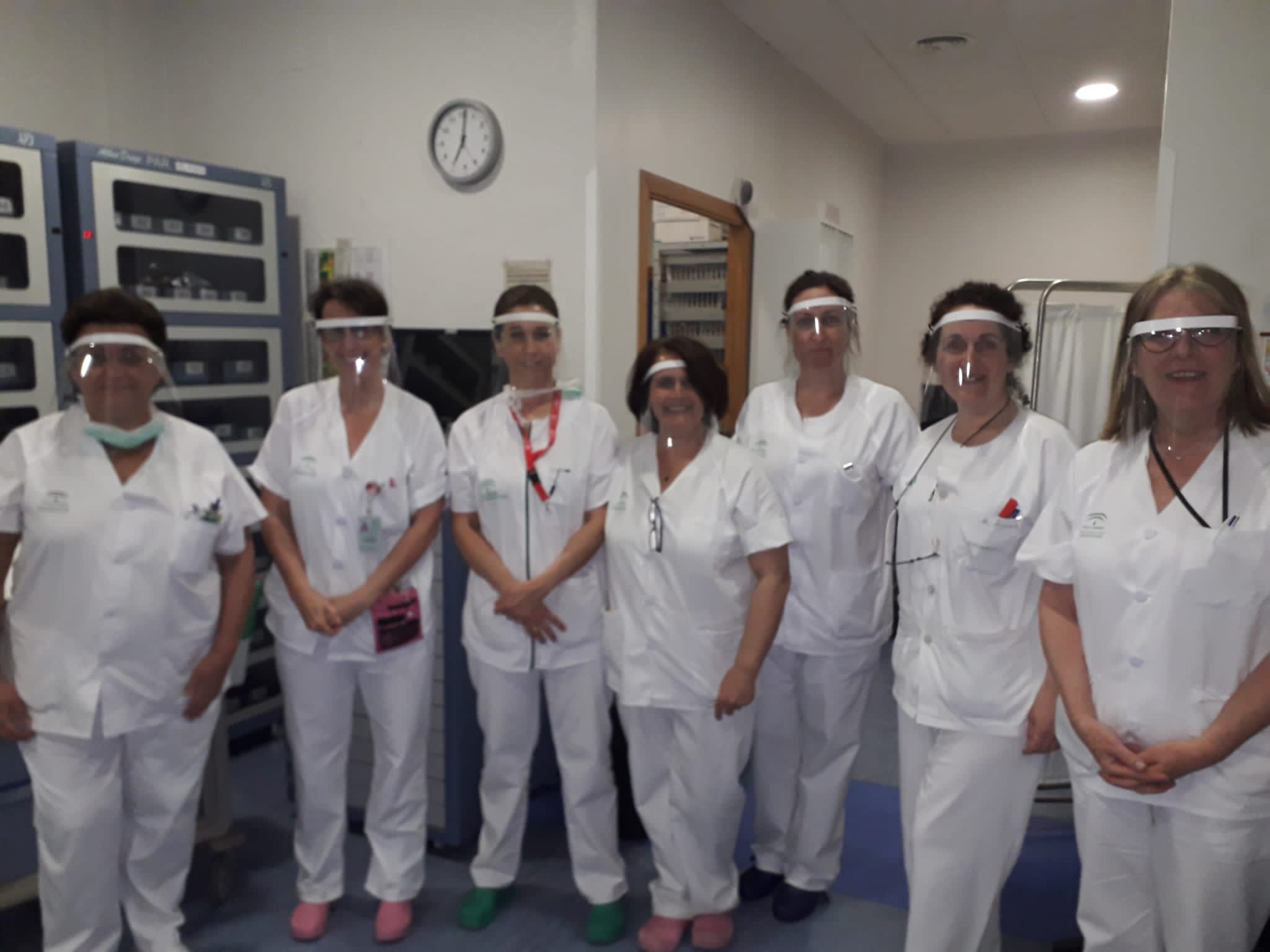 Personal sanitario con las pantallas donadas por 'Sevilla al rescate'.