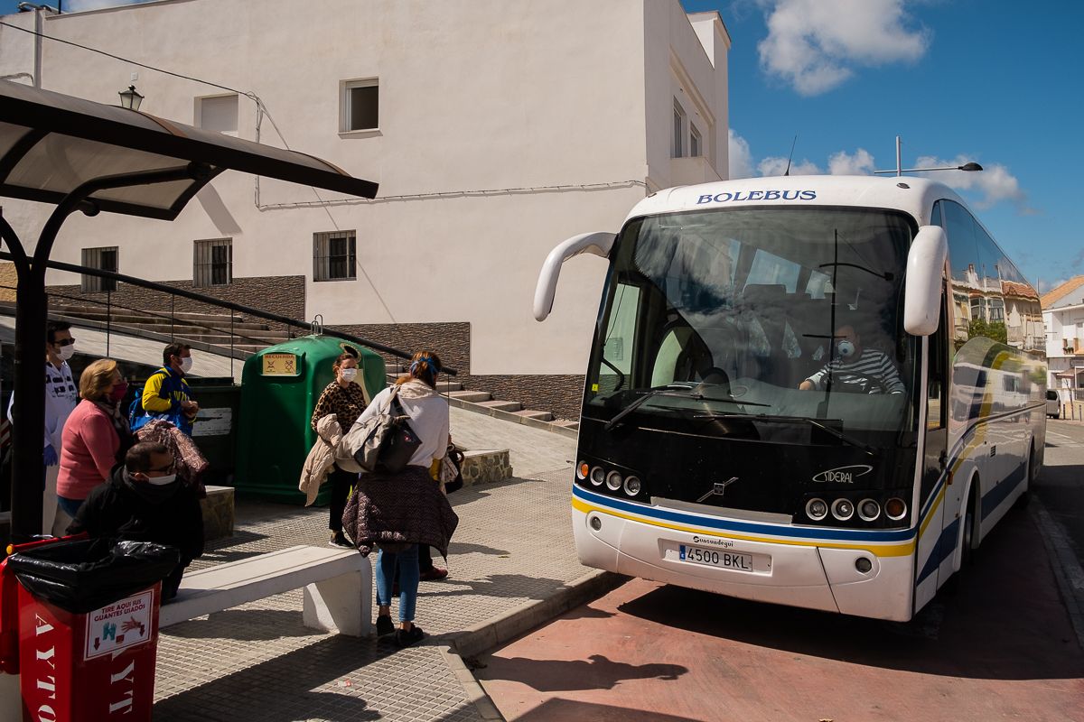 Personas esperando en una parada de autobuses, en una imagen reciente.