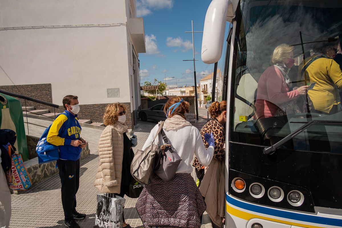 Vecinos de Trebujena, especialmente sanitarios, subiendo en días pasados al autobús. FOTO: MANU GARCÍA