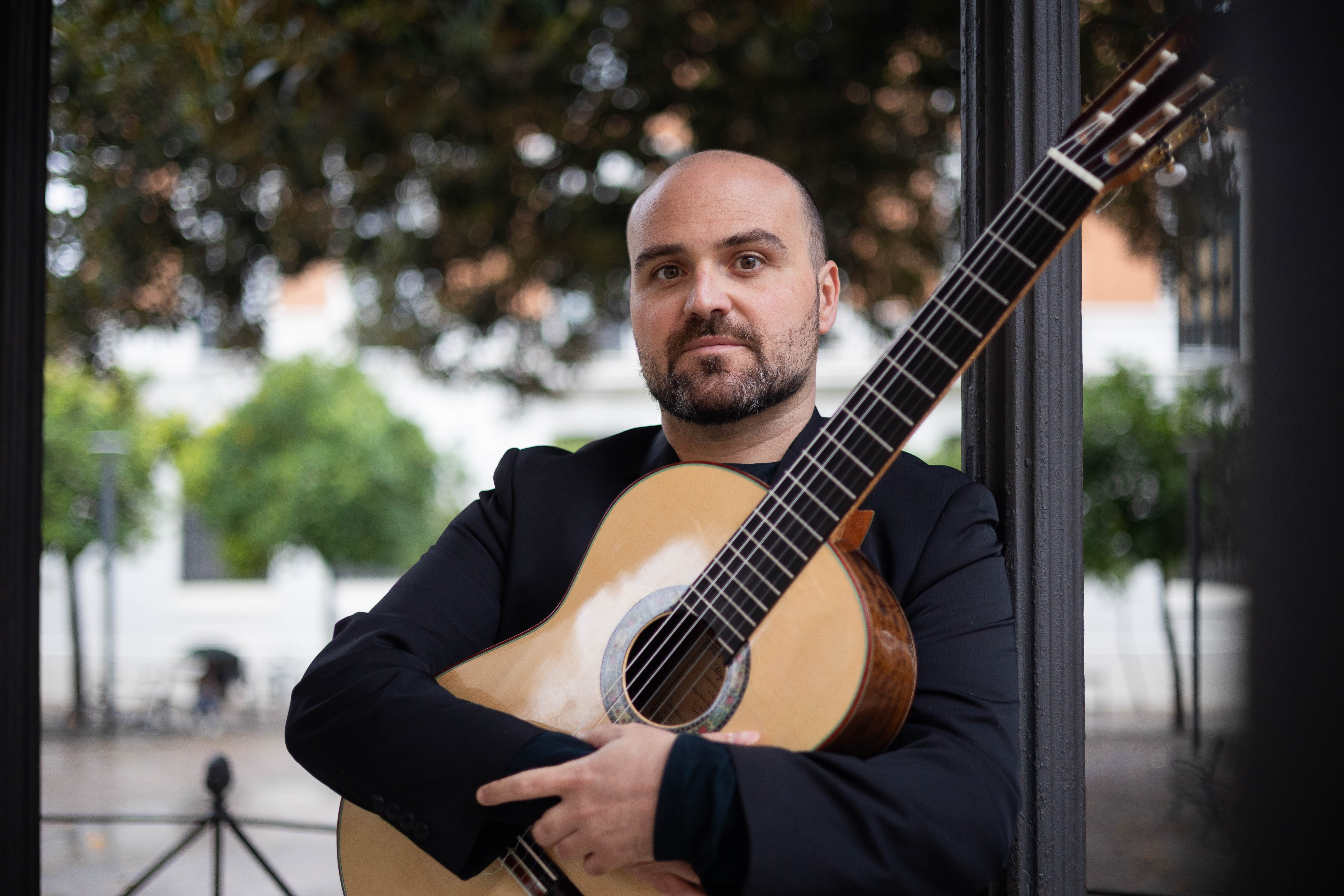 El artista jerezano Santiago Lara afronta el reto de tocar el Concierto de Aranjuez en el Teatro Villamarta.